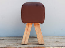 Carica l&#39;immagine nel visualizzatore di Gallery, Seggiolina indiana con seduta rettangolare in pelle marrone e gambe in legno di teak. Realizzato artigianalmente ed assemblato a mano. Pezzo unico.  Dimensioni diametro 40x23xh42cm.    per info ed ulteriori foto 0039 3338778241 info@etniko.it ig , fb pinterest etniko by crosato