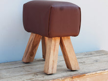 Carica l&#39;immagine nel visualizzatore di Gallery, Seggiolina indiana con seduta rettangolare in pelle marrone e gambe in legno di teak. Realizzato artigianalmente ed assemblato a mano. Pezzo unico.  Dimensioni diametro 40x23xh42cm.    per info ed ulteriori foto 0039 3338778241 info@etniko.it ig , fb pinterest etniko by crosato