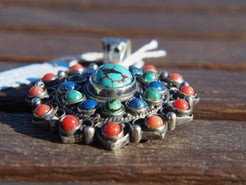 pendaglio indiano in argento con turchesi, lapislazzulo  e corallo  pezzo unico lavorato artigianalmente tutto originale ed autentico .  cesellato ed inciso.   peso 45 gr  dimensioni 7x5x1 cm  per ulteriori info o foto info@etniko.it 0039 3338778241 www.etniko.it fb/ig/ebay:etnikobycrosato