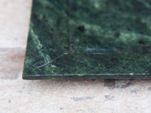 Carica l&#39;immagine nel visualizzatore di Gallery, piattino in marmo ideale anche come portasapone, svuota tasche, portacandele... dimensioni  25.5 x 15.5  h 1.5cm   disponibili altri pezzi, misure e colori   per ulteriori info o foto : info@etniko.it 0039 3338778241 ig/fb : etniko by crosato etsy : etnikobycrosato