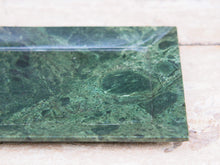 Carica l&#39;immagine nel visualizzatore di Gallery, piattino in marmo ideale anche come portasapone, svuota tasche, portacandele... dimensioni  25.5 x 15.5  h 1.5cm   disponibili altri pezzi, misure e colori   per ulteriori info o foto : info@etniko.it 0039 3338778241 ig/fb : etniko by crosato etsy : etnikobycrosato