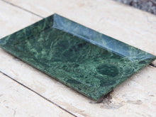 Carica l&#39;immagine nel visualizzatore di Gallery, piattino in marmo ideale anche come portasapone, svuota tasche, portacandele... dimensioni  25.5 x 15.5  h 1.5cm   disponibili altri pezzi, misure e colori   per ulteriori info o foto : info@etniko.it 0039 3338778241 ig/fb : etniko by crosato etsy : etnikobycrosato