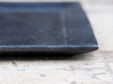 Carica l&#39;immagine nel visualizzatore di Gallery, piatto in marmo ideale anche come portasapone, svuota tasche, portacandele... dimensioni 23x23 h 1.5cm  disponibili altri pezzi, misure e colori   per ulteriori info o foto : info@etniko.it 0039 3338778241 ig/fb : etniko by crosato etsy : etnikobycrosato