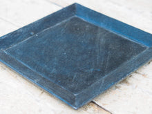Carica l&#39;immagine nel visualizzatore di Gallery, piatto in marmo ideale anche come portasapone, svuota tasche, portacandele... dimensioni 23x23 h 1.5cm  disponibili altri pezzi, misure e colori   per ulteriori info o foto : info@etniko.it 0039 3338778241 ig/fb : etniko by crosato etsy : etnikobycrosato