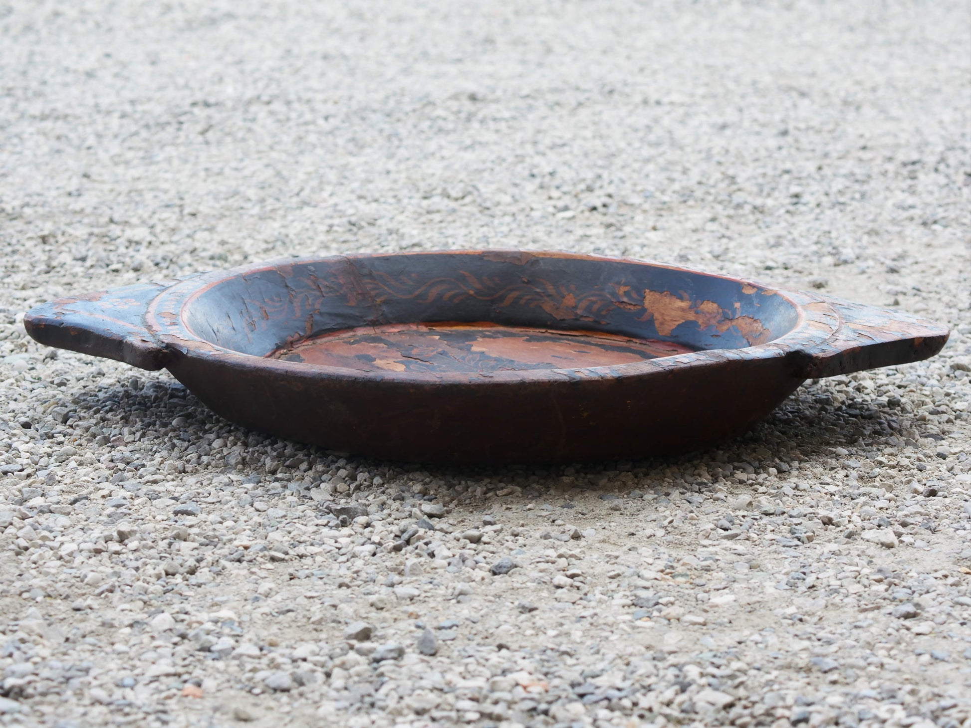 particolare piatto in legno dipinto con motivi floreali ricavato da un unico tronco di teak massello. usato in principio come piatto, setaccio per esiccare i cereali. pezzo unico.  dimensioni 63x45 h7cm.  disponibili vari modelli , contattare per info ed ulteriori foto info@etniko.it 0039 3338778241 fb/ig : etnikobycrosato