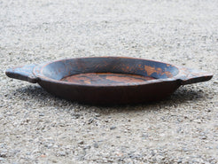 particolare piatto in legno dipinto con motivi floreali ricavato da un unico tronco di teak massello. usato in principio come piatto, setaccio per esiccare i cereali. pezzo unico.  dimensioni 63x45 h7cm.  disponibili vari modelli , contattare per info ed ulteriori foto info@etniko.it 0039 3338778241 fb/ig : etnikobycrosato