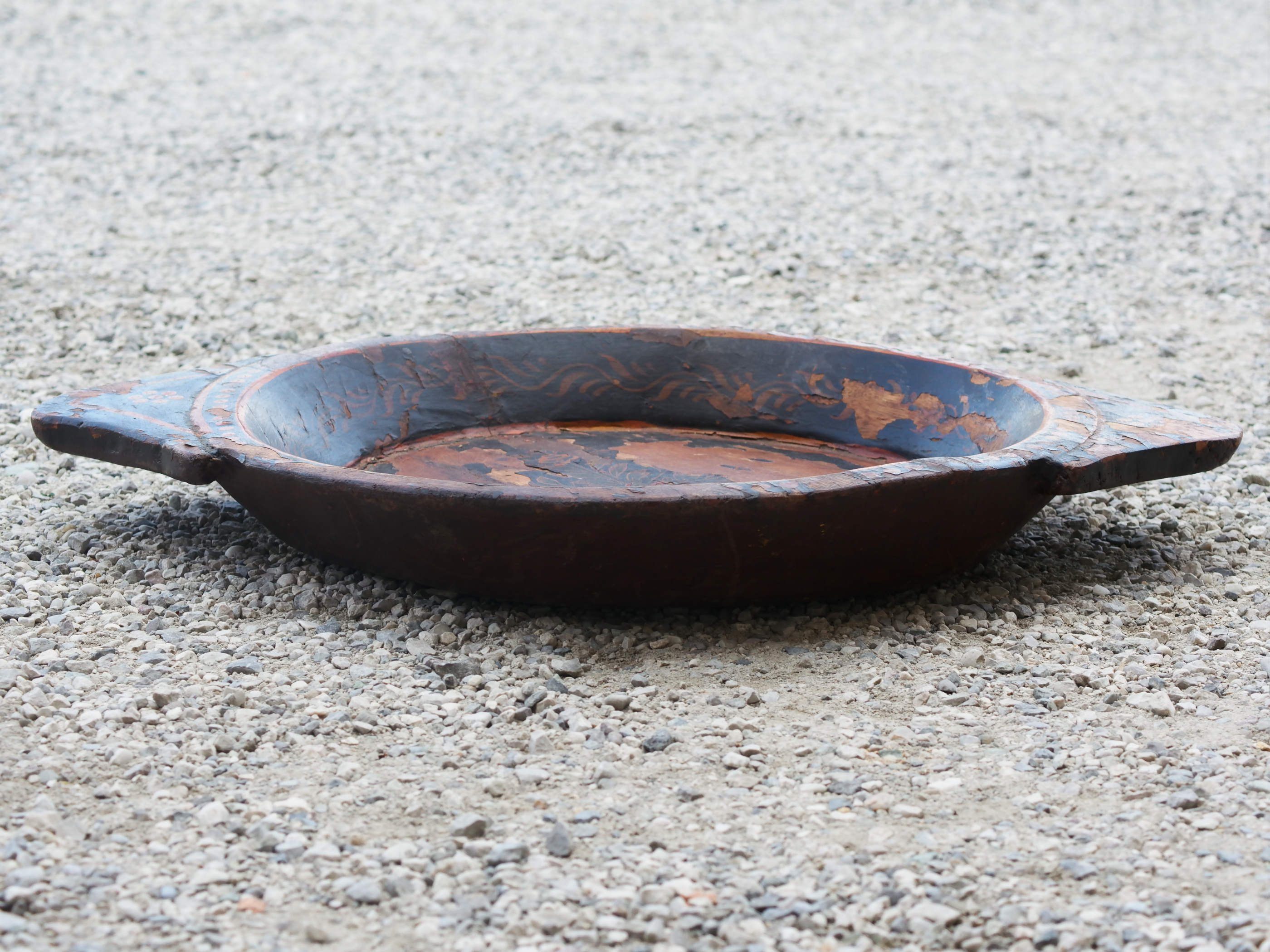 particolare piatto in legno dipinto con motivi floreali ricavato da un unico tronco di teak massello. usato in principio come piatto, setaccio per esiccare i cereali. pezzo unico.  dimensioni 63x45 h7cm.  disponibili vari modelli , contattare per info ed ulteriori foto info@etniko.it 0039 3338778241 fb/ig : etnikobycrosato