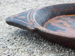 particolare piatto in legno dipinto con motivi floreali ricavato da un unico tronco di teak massello. usato in principio come piatto, setaccio per esiccare i cereali. pezzo unico.  dimensioni 63x45 h7cm.  disponibili vari modelli , contattare per info ed ulteriori foto info@etniko.it 0039 3338778241 fb/ig : etnikobycrosato
