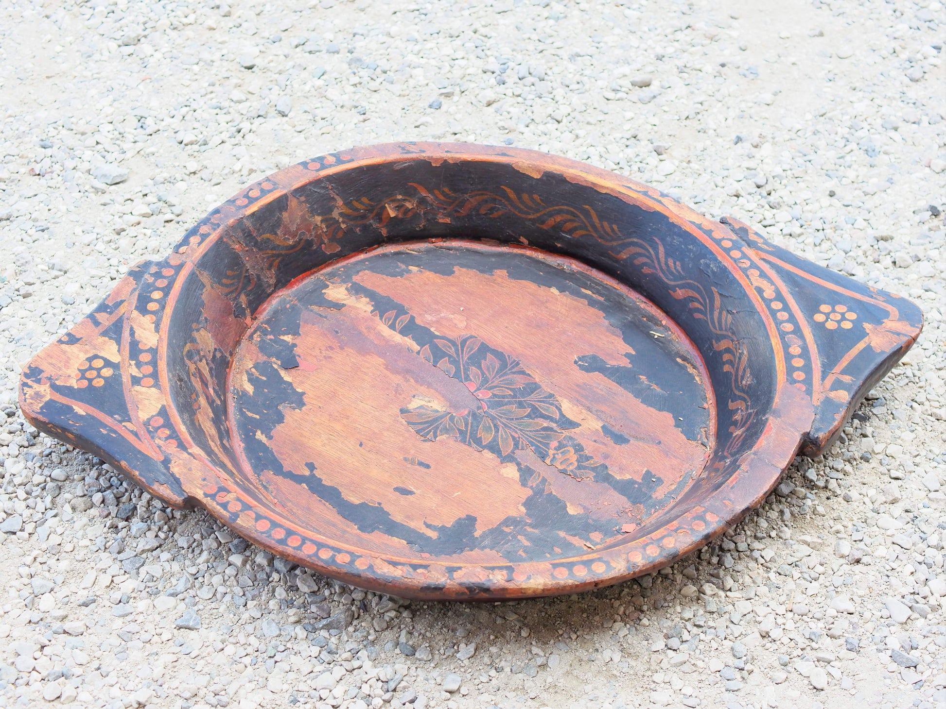 particolare piatto in legno dipinto con motivi floreali ricavato da un unico tronco di teak massello. usato in principio come piatto, setaccio per esiccare i cereali. pezzo unico.  dimensioni 63x45 h7cm.  disponibili vari modelli , contattare per info ed ulteriori foto info@etniko.it 0039 3338778241 fb/ig : etnikobycrosato