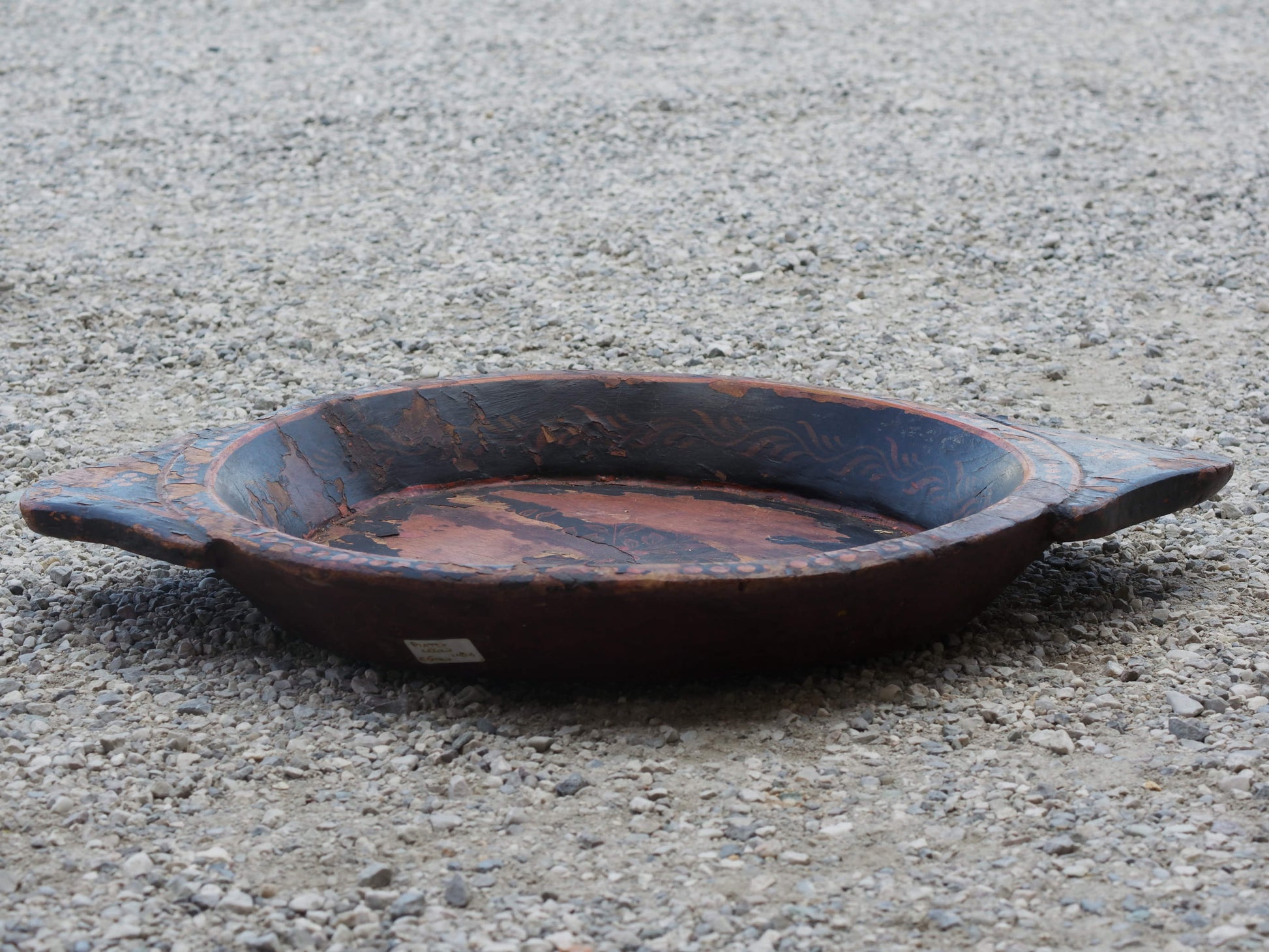 particolare piatto in legno dipinto con motivi floreali ricavato da un unico tronco di teak massello. usato in principio come piatto, setaccio per esiccare i cereali. pezzo unico.  dimensioni 63x45 h7cm.  disponibili vari modelli , contattare per info ed ulteriori foto info@etniko.it 0039 3338778241 fb/ig : etnikobycrosato