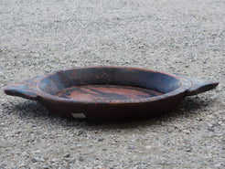 particolare piatto in legno dipinto con motivi floreali ricavato da un unico tronco di teak massello. usato in principio come piatto, setaccio per esiccare i cereali. pezzo unico.  dimensioni 63x45 h7cm.  disponibili vari modelli , contattare per info ed ulteriori foto info@etniko.it 0039 3338778241 fb/ig : etnikobycrosato