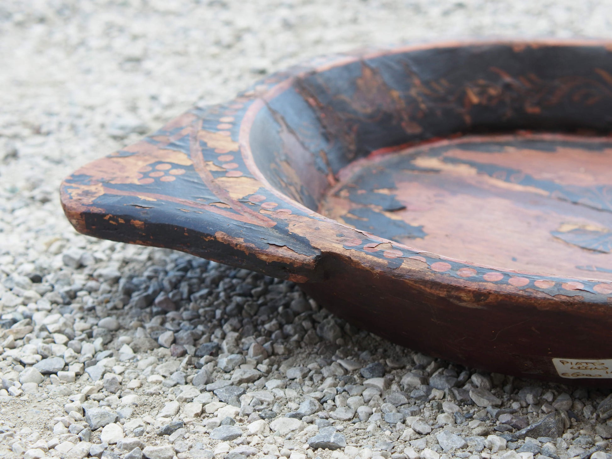 particolare piatto in legno dipinto con motivi floreali ricavato da un unico tronco di teak massello. usato in principio come piatto, setaccio per esiccare i cereali. pezzo unico.  dimensioni 63x45 h7cm.  disponibili vari modelli , contattare per info ed ulteriori foto info@etniko.it 0039 3338778241 fb/ig : etnikobycrosato