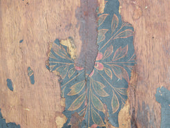 particolare piatto in legno dipinto con motivi floreali ricavato da un unico tronco di teak massello. usato in principio come piatto, setaccio per esiccare i cereali. pezzo unico.  dimensioni 63x45 h7cm.  disponibili vari modelli , contattare per info ed ulteriori foto info@etniko.it 0039 3338778241 fb/ig : etnikobycrosato
