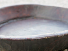 Carica l&#39;immagine nel visualizzatore di Gallery, piatto in legno con manico ricavato da un unico tronco di legno con manico. usato in principio come piatto , setaccio per esiccare i cereali tronco unico di teak massello databile inizio / metà 900  dimensioni  58x51 h10cm.   per info ed ulteriori foto info@etniko.it facebook / instagram / pinterest : etnikobycrosato 0039 3338778241