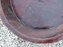 Carica l&#39;immagine nel visualizzatore di Gallery, piatto in legno con manico ricavato da un unico tronco di legno con manico. usato in principio come piatto , setaccio per esiccare i cereali tronco unico di teak massello databile inizio / metà 900  dimensioni  58x51 h10cm.   per info ed ulteriori foto info@etniko.it facebook / instagram / pinterest : etnikobycrosato 0039 3338778241