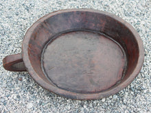 Carica l&#39;immagine nel visualizzatore di Gallery, piatto in legno con manico ricavato da un unico tronco di legno con manico. usato in principio come piatto , setaccio per esiccare i cereali tronco unico di teak massello databile inizio / metà 900  dimensioni  58x51 h10cm.   per info ed ulteriori foto info@etniko.it facebook / instagram / pinterest : etnikobycrosato 0039 3338778241