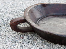 Carica l&#39;immagine nel visualizzatore di Gallery, piatto in legno con manico ricavato da un unico tronco di legno con manico. usato in principio come piatto , setaccio per esiccare i cereali tronco unico di teak massello databile inizio / metà 900  dimensioni  58x51 h10cm.   per info ed ulteriori foto info@etniko.it facebook / instagram / pinterest : etnikobycrosato 0039 3338778241