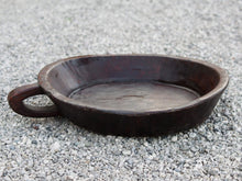 Carica l&#39;immagine nel visualizzatore di Gallery, piatto in legno con manico ricavato da un unico tronco di legno con manico. usato in principio come piatto , setaccio per esiccare i cereali tronco unico di teak massello databile inizio / metà 900  dimensioni  58x51 h10cm.   per info ed ulteriori foto info@etniko.it facebook / instagram / pinterest : etnikobycrosato 0039 3338778241