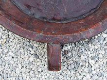 Carica l&#39;immagine nel visualizzatore di Gallery, piatto in legno con manico ricavato da un unico tronco di legno con manico. usato in principio come piatto , setaccio per esiccare i cereali tronco unico di teak massello databile inizio / metà 900  dimensioni  58x51 h10cm.   per info ed ulteriori foto info@etniko.it facebook / instagram / pinterest : etnikobycrosato 0039 3338778241