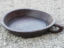 Carica l&#39;immagine nel visualizzatore di Gallery, piatto in legno con manico ricavato da un unico tronco di legno con manico. usato in principio come piatto , setaccio per esiccare i cereali tronco unico di teak massello databile inizio / metà 900  dimensioni  58x51 h10cm.   per info ed ulteriori foto info@etniko.it facebook / instagram / pinterest : etnikobycrosato 0039 3338778241