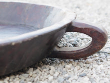 Carica l&#39;immagine nel visualizzatore di Gallery, piatto in legno con manico ricavato da un unico tronco di legno con manico. usato in principio come piatto , setaccio per esiccare i cereali tronco unico di teak massello databile inizio / metà 900  dimensioni  58x51 h10cm.   per info ed ulteriori foto info@etniko.it facebook / instagram / pinterest : etnikobycrosato 0039 3338778241