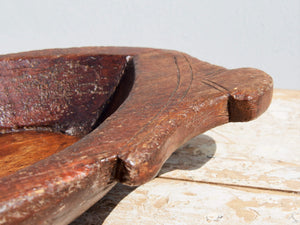 piatto in legno con manico ricavato da un unico tronco di legno.  dimensioni 49x22xh5cm.   per info ed ulteriori foto info@etniko.it facebook / instagram / pinterest : etnikobycrosato 0039 3338778241   