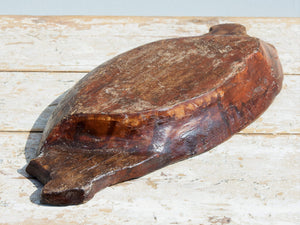 piatto in legno con manico ricavato da un unico tronco di legno.  dimensioni 49x22xh5cm.   per info ed ulteriori foto info@etniko.it facebook / instagram / pinterest : etnikobycrosato 0039 3338778241   