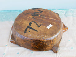 piatto in legno con manico ricavato da un unico tronco di legno. usato in principio come piatto , setaccio per esiccare i cereali . tronco unico di teak massello databile inizio / metà 900 .  dimensioni 35x38xh7cm.   disponibili vari modelli , contattare per info ed ulteriori foto info@etniko.it 0039 3338778241 fb/ig : etnikobycrosato