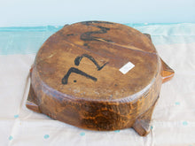 Carica l&#39;immagine nel visualizzatore di Gallery, piatto in legno con manico ricavato da un unico tronco di legno. usato in principio come piatto , setaccio per esiccare i cereali . tronco unico di teak massello databile inizio / metà 900 .  dimensioni 35x38xh7cm.   disponibili vari modelli , contattare per info ed ulteriori foto info@etniko.it 0039 3338778241 fb/ig : etnikobycrosato