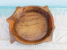 Carica l&#39;immagine nel visualizzatore di Gallery, piatto in legno con manico ricavato da un unico tronco di legno. usato in principio come piatto , setaccio per esiccare i cereali . tronco unico di teak massello databile inizio / metà 900 .  dimensioni 35x38xh7cm.   disponibili vari modelli , contattare per info ed ulteriori foto info@etniko.it 0039 3338778241 fb/ig : etnikobycrosato