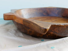 Carica l&#39;immagine nel visualizzatore di Gallery, piatto in legno con manico ricavato da un unico tronco di legno. usato in principio come piatto , setaccio per esiccare i cereali . tronco unico di teak massello databile inizio / metà 900 .  dimensioni 35x38xh7cm.   disponibili vari modelli , contattare per info ed ulteriori foto info@etniko.it 0039 3338778241 fb/ig : etnikobycrosato