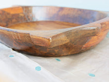 Carica l&#39;immagine nel visualizzatore di Gallery, piatto in legno con manico ricavato da un unico tronco di legno. usato in principio come piatto , setaccio per esiccare i cereali . tronco unico di teak massello databile inizio / metà 900 .  dimensioni 35x38xh7cm.   disponibili vari modelli , contattare per info ed ulteriori foto info@etniko.it 0039 3338778241 fb/ig : etnikobycrosato