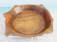 Carica l&#39;immagine nel visualizzatore di Gallery, piatto in legno con manico ricavato da un unico tronco di legno. usato in principio come piatto , setaccio per esiccare i cereali . tronco unico di teak massello databile inizio / metà 900 .  dimensioni 35x38xh7cm.   disponibili vari modelli , contattare per info ed ulteriori foto info@etniko.it 0039 3338778241 fb/ig : etnikobycrosato