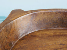 Carica l&#39;immagine nel visualizzatore di Gallery, piatto in legno con manico ricavato da un unico tronco di legno. usato in principio come piatto , setaccio per esiccare i cereali . tronco unico di teak massello databile inizio / metà 900 .  dimensioni 35x38xh7cm.   disponibili vari modelli , contattare per info ed ulteriori foto info@etniko.it 0039 3338778241 fb/ig : etnikobycrosato