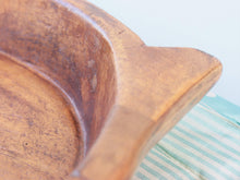 Carica l&#39;immagine nel visualizzatore di Gallery, piatto in legno con manico ricavato da un unico tronco di legno. usato in principio come piatto , setaccio per esiccare i cereali . tronco unico di teak massello databile inizio / metà 900 .  dimensioni 35x38xh7cm.   disponibili vari modelli , contattare per info ed ulteriori foto info@etniko.it 0039 3338778241 fb/ig : etnikobycrosato