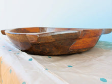 Carica l&#39;immagine nel visualizzatore di Gallery, piatto in legno con manico ricavato da un unico tronco di legno. usato in principio come piatto , setaccio per esiccare i cereali . tronco unico di teak massello databile inizio / metà 900 .  dimensioni 35x38xh7cm.   disponibili vari modelli , contattare per info ed ulteriori foto info@etniko.it 0039 3338778241 fb/ig : etnikobycrosato