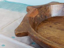 Carica l&#39;immagine nel visualizzatore di Gallery, piatto in legno con manico ricavato da un unico tronco di legno. usato in principio come piatto , setaccio per esiccare i cereali . tronco unico di teak massello databile inizio / metà 900 .  dimensioni 35x38xh7cm.   disponibili vari modelli , contattare per info ed ulteriori foto info@etniko.it 0039 3338778241 fb/ig : etnikobycrosato
