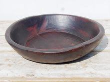 Carica l&#39;immagine nel visualizzatore di Gallery, piatto in legno ricavato da un unico tronco di legno. usato in principio come piatto , setaccio per esiccare i cereali . tronco unico di teak massello databile inizio / metà 900 .  dimensioni diametro 36 h7cm.   disponibili vari modelli , contattare per info ed ulteriori foto info@etniko.it 0039 3338778241 fb/ig : etnikobycrosato