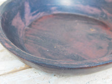 Carica l&#39;immagine nel visualizzatore di Gallery, piatto in legno ricavato da un unico tronco di legno. usato in principio come piatto , setaccio per esiccare i cereali . tronco unico di teak massello databile inizio / metà 900 .  dimensioni diametro 36 h7cm.   disponibili vari modelli , contattare per info ed ulteriori foto info@etniko.it 0039 3338778241 fb/ig : etnikobycrosato