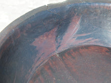 Carica l&#39;immagine nel visualizzatore di Gallery, piatto in legno ricavato da un unico tronco di legno. usato in principio come piatto , setaccio per esiccare i cereali . tronco unico di teak massello databile inizio / metà 900 .  dimensioni diametro 36 h7cm.   disponibili vari modelli , contattare per info ed ulteriori foto info@etniko.it 0039 3338778241 fb/ig : etnikobycrosato