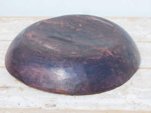 Carica l&#39;immagine nel visualizzatore di Gallery, piatto in legno ricavato da un unico tronco di legno. usato in principio come piatto , setaccio per esiccare i cereali . tronco unico di teak massello databile inizio / metà 900 .  dimensioni diametro 36 h7cm.   disponibili vari modelli , contattare per info ed ulteriori foto info@etniko.it 0039 3338778241 fb/ig : etnikobycrosato