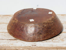 Carica l&#39;immagine nel visualizzatore di Gallery, piatto in legno ricavato da un unico tronco di legno. usato in principio come piatto , setaccio per esiccare i cereali . tronco unico di teak massello databile inizio / metà 900 .  dimensioni diametro 36 h7cm.   disponibili vari modelli , contattare per info ed ulteriori foto info@etniko.it 0039 3338778241 fb/ig : etnikobycrosato