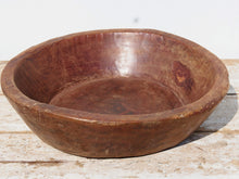 Carica l&#39;immagine nel visualizzatore di Gallery, piatto in legno ricavato da un unico tronco di legno. usato in principio come piatto , setaccio per esiccare i cereali . tronco unico di teak massello databile inizio / metà 900 .  dimensioni diametro 36 h7cm.   disponibili vari modelli , contattare per info ed ulteriori foto info@etniko.it 0039 3338778241 fb/ig : etnikobycrosato