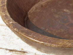 piatto in legno ricavato da un unico tronco di legno. usato in principio come piatto , setaccio per esiccare i cereali . tronco unico di teak massello databile inizio / metà 900 .  dimensioni diametro 36 h7cm.   disponibili vari modelli , contattare per info ed ulteriori foto info@etniko.it 0039 3338778241 fb/ig : etnikobycrosato