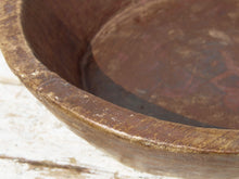 Carica l&#39;immagine nel visualizzatore di Gallery, piatto in legno ricavato da un unico tronco di legno. usato in principio come piatto , setaccio per esiccare i cereali . tronco unico di teak massello databile inizio / metà 900 .  dimensioni diametro 36 h7cm.   disponibili vari modelli , contattare per info ed ulteriori foto info@etniko.it 0039 3338778241 fb/ig : etnikobycrosato