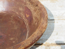 Carica l&#39;immagine nel visualizzatore di Gallery, piatto in legno ricavato da un unico tronco di legno. usato in principio come piatto , setaccio per esiccare i cereali . tronco unico di teak massello databile inizio / metà 900 .  dimensioni diametro 36 h7cm.   disponibili vari modelli , contattare per info ed ulteriori foto info@etniko.it 0039 3338778241 fb/ig : etnikobycrosato