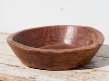 Carica l&#39;immagine nel visualizzatore di Gallery, piatto in legno ricavato da un unico tronco di legno. usato in principio come piatto , setaccio per esiccare i cereali . tronco unico di teak massello databile inizio / metà 900 .  dimensioni diametro 36 h7cm.   disponibili vari modelli , contattare per info ed ulteriori foto info@etniko.it 0039 3338778241 fb/ig : etnikobycrosato