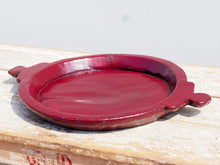 Carica l&#39;immagine nel visualizzatore di Gallery, piatto in legno dipinto con manico ricavato da un unico tronco di legno. usato in principio come piatto , setaccio per esiccare i cereali . tronco unico di teak massello.  dimensioni 55x41xh5cm.   disponibili vari modelli , contattare per info ed ulteriori foto info@etniko.it 0039 3338778241 fb/ig : etnikobycrosato