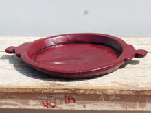 Carica l&#39;immagine nel visualizzatore di Gallery, piatto in legno dipinto con manico ricavato da un unico tronco di legno. usato in principio come piatto , setaccio per esiccare i cereali . tronco unico di teak massello.  dimensioni 55x41xh5cm.   disponibili vari modelli , contattare per info ed ulteriori foto info@etniko.it 0039 3338778241 fb/ig : etnikobycrosato