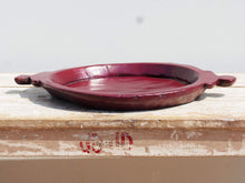 Carica l&#39;immagine nel visualizzatore di Gallery, piatto in legno dipinto con manico ricavato da un unico tronco di legno. usato in principio come piatto , setaccio per esiccare i cereali . tronco unico di teak massello.  dimensioni 55x41xh5cm.   disponibili vari modelli , contattare per info ed ulteriori foto info@etniko.it 0039 3338778241 fb/ig : etnikobycrosato
